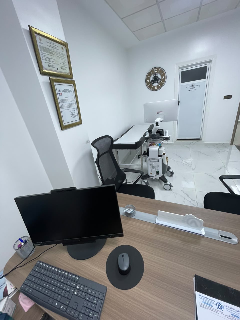 Poste de travail et échographie thyroïdienne au cabinet à Oujda