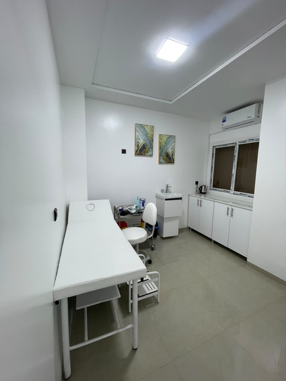 Salle d'examen du cabinet d'endocrinologie à Oujda